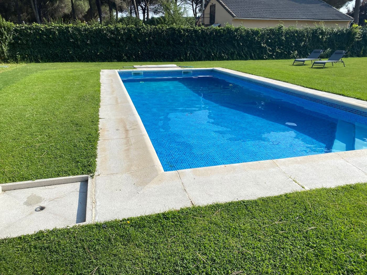 Piscina privada en verano